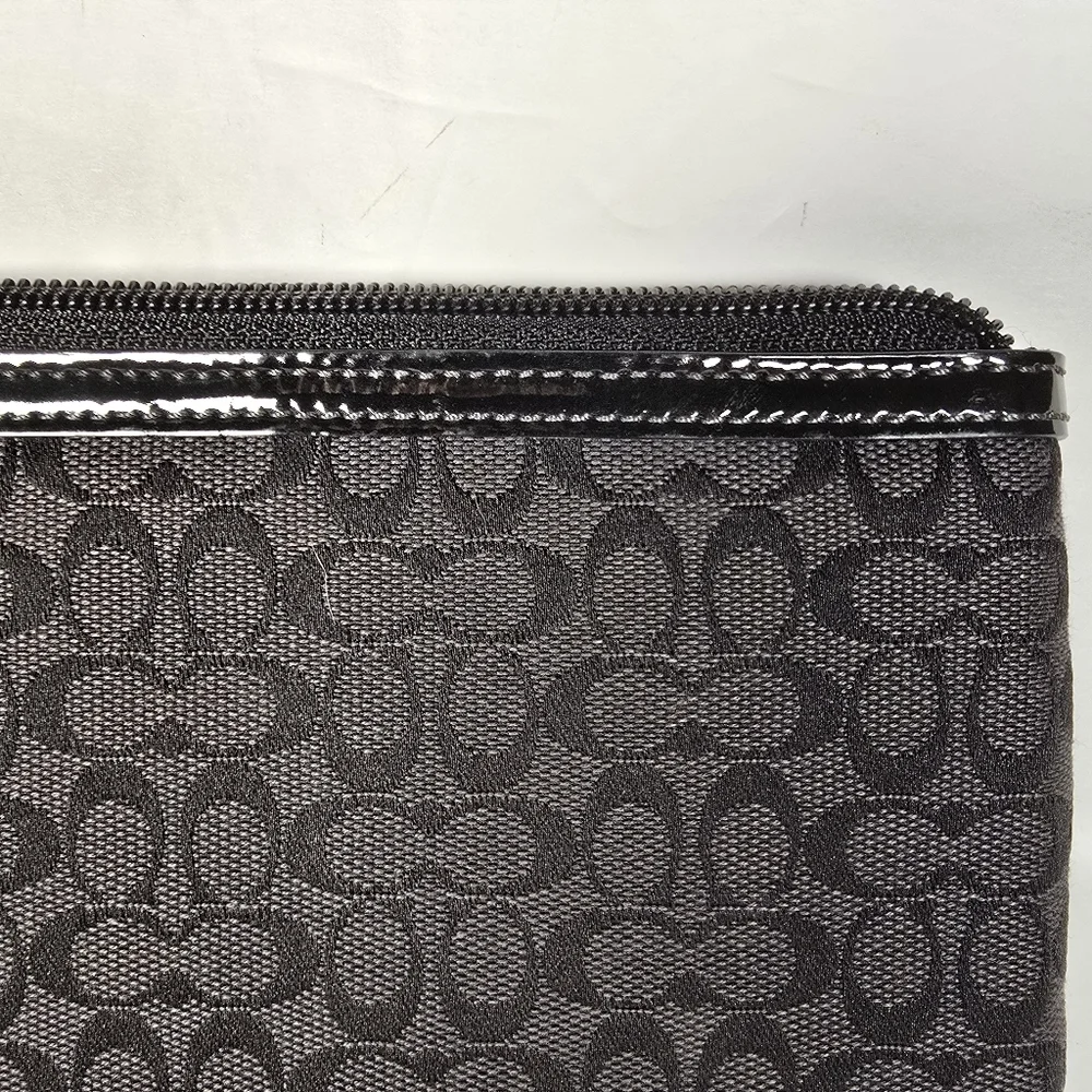 NWOT COACH SIGNATURE TABLET/IPAD  1-8 GENERATION SLEEVE F61992 BLACK/GREY